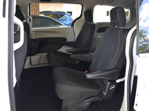Used 2022 Chrysler Voyager LX FWD image 9