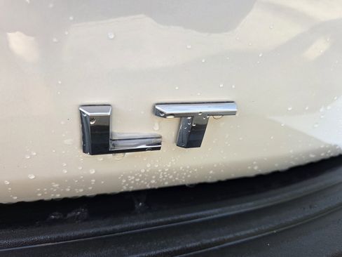 Used 2024 Chevrolet Suburban LT RWD image 4
