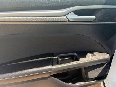 Used 2020 Ford Fusion SE FWD image 32
