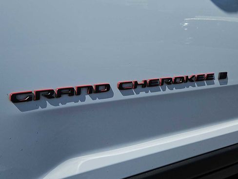 Used 2022 Jeep Grand Cherokee Trailhawk w/ Luxury Tech Group III image 13