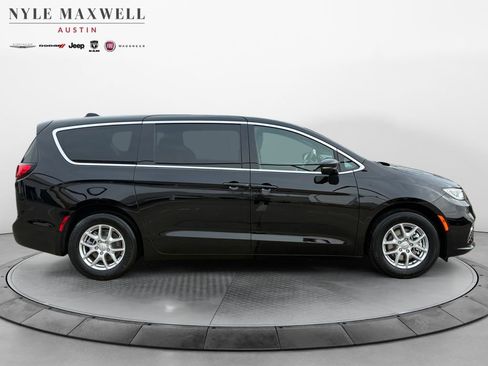 New 2026 Chrysler Pacifica Select FWD image 17