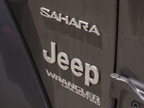 Used 2020 Jeep Wrangler Unlimited Sahara w/ Uconnect 4C Nav & Sound Group AWD/4WD image 11
