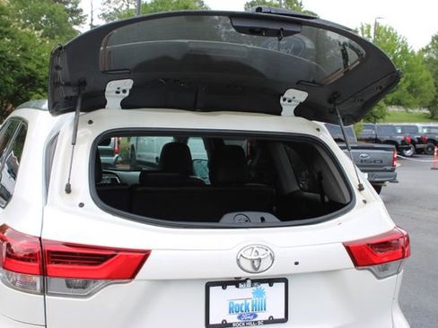 Used 2018 Toyota Highlander XLE AWD/4WD image 14