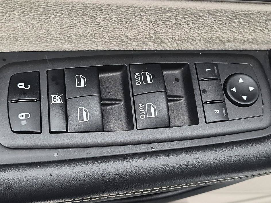 Used 2024 Chrysler Pacifica Touring-L FWD image 13
