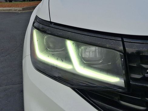 Used 2022 Volkswagen Atlas SEL R-Line image 9