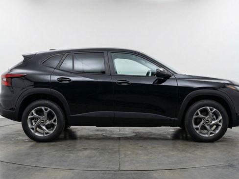 Used 2025 Chevrolet Trax LT FWD image 11