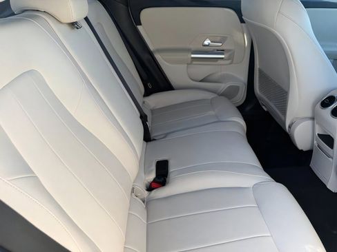 Used 2025 Mercedes-Benz GLA 250 4MATIC image 12