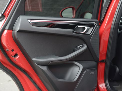 Used 2020 Porsche Macan AWD/4WD image 30
