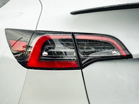 Used 2024 Tesla Model Y Performance image 9