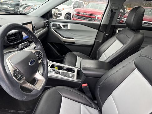 Used 2022 Ford Explorer XLT w/ Equipment Group 202A image 11