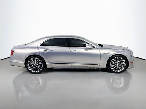 Used 2025 Bentley Flying Spur Plug-In Hybrid AWD/4WD image 9