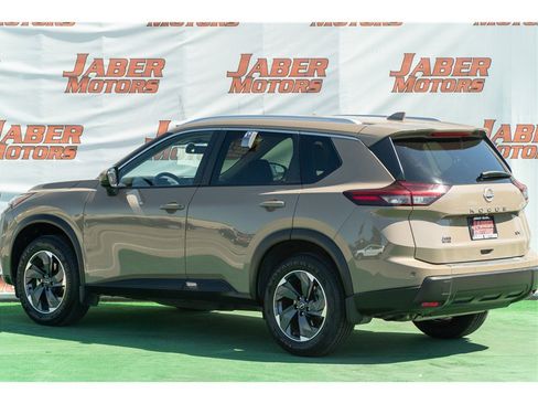 Used 2024 Nissan Rogue SV w/ SV Premium Package FWD image 4