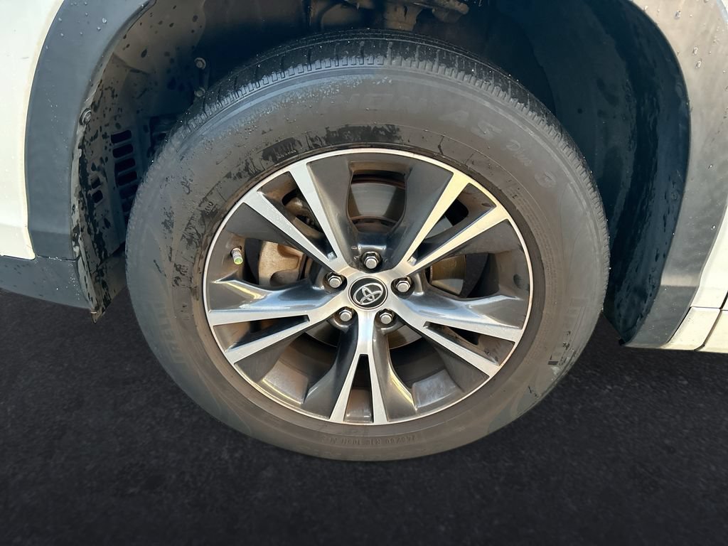 Used 2017 Toyota Highlander Plus FWD image 10