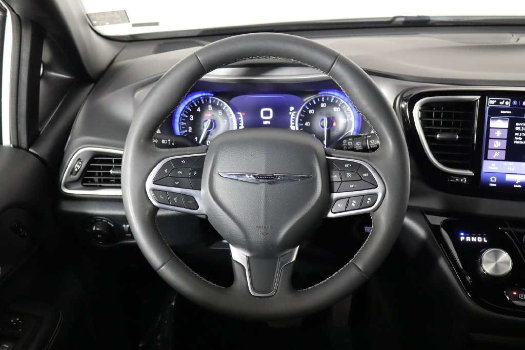 Used 2025 Chrysler Pacifica Select FWD image 7