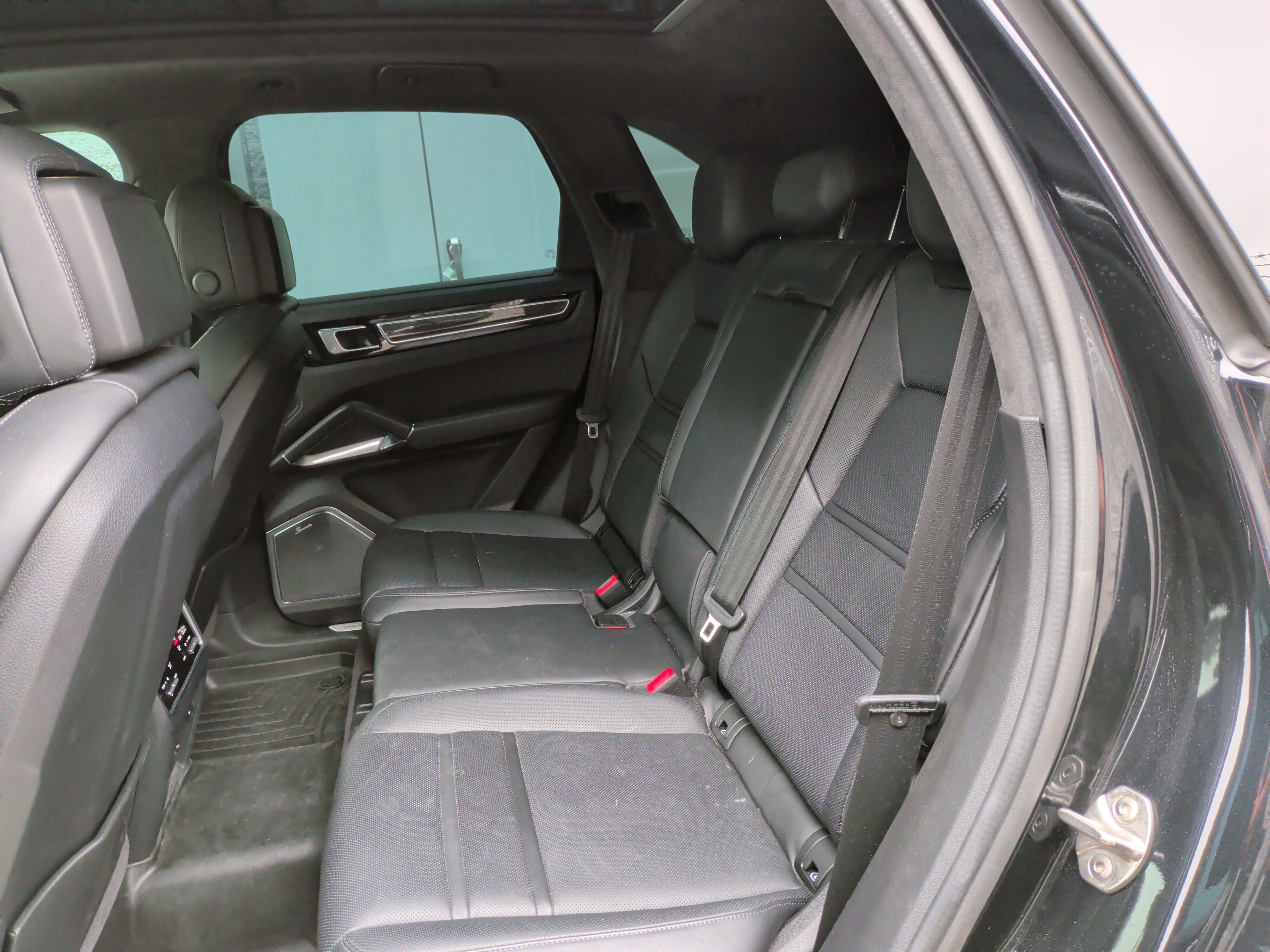 Used 2022 Porsche Cayenne Turbo AWD/4WD image 32