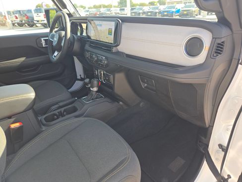 Used 2025 Jeep Wrangler Unlimited Sahara AWD/4WD image 27