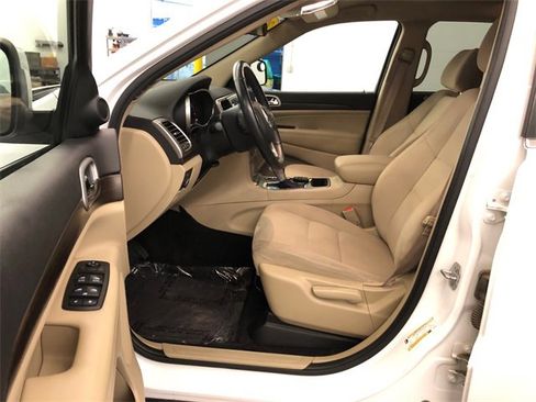 Used 2018 Jeep Grand Cherokee Laredo image 23