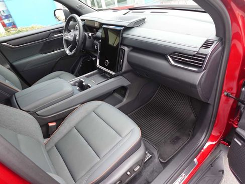 Used 2025 GMC Acadia AT4 w/ Luxury Package image 33