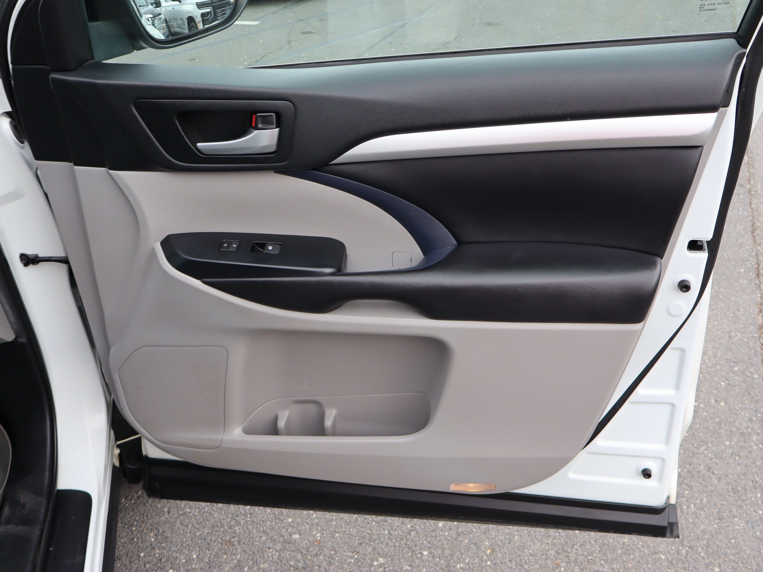 Used 2019 Toyota Highlander XLE FWD image 39