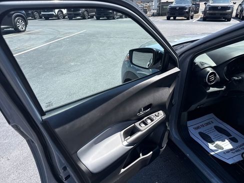 Used 2023 Nissan Kicks SR w/ SR Premium Package FWD image 11