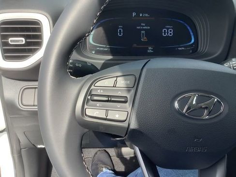 Certified 2025 Hyundai Venue Limited FWD image 21