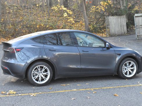 Used 2021 Tesla Model Y Long Range image 10