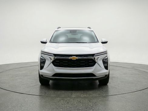 Used 2025 Chevrolet Trax LT image 2