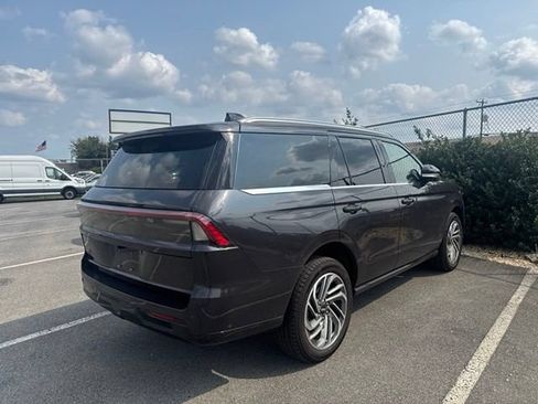 Used 2025 Lincoln Navigator Reserve AWD/4WD image 6