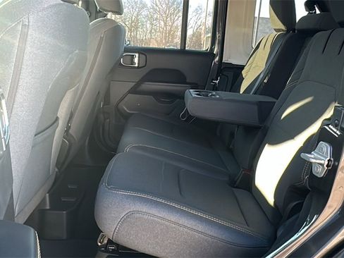 Used 2025 Jeep Wrangler Unlimited Sahara image 27