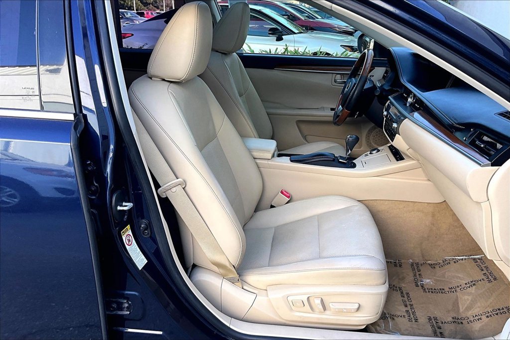 Used 2015 Lexus ES 300h w/ Navigation System Package FWD image 29