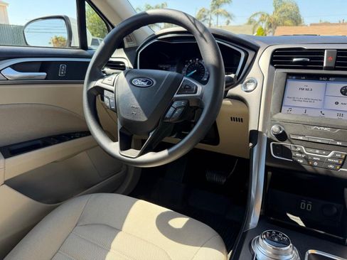 Used 2019 Ford Fusion SE FWD image 24