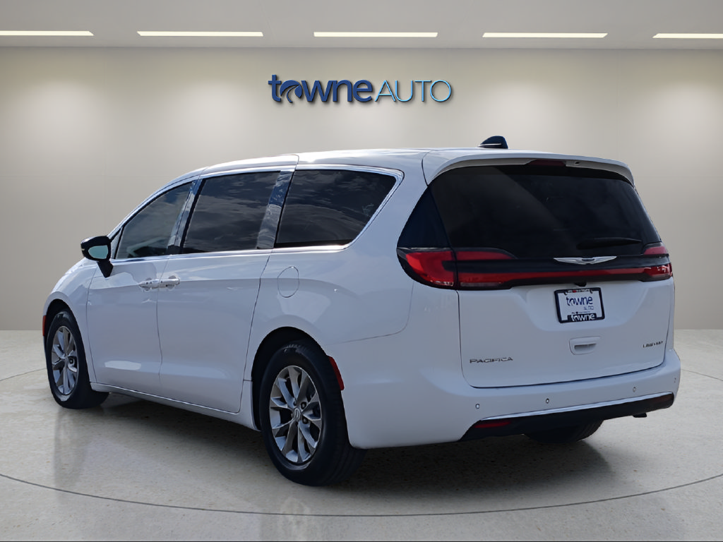 Used 2026 Chrysler Pacifica Limited FWD image 4