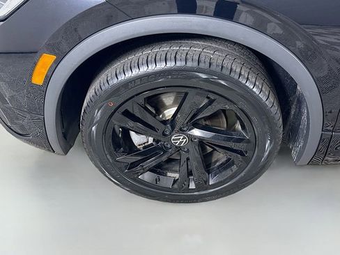 Used 2023 Volkswagen Tiguan SE R-Line image 29