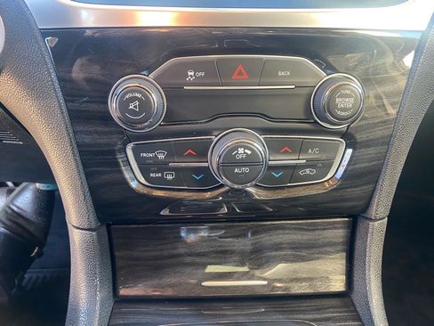 Used 2016 Chrysler 300 Limited image 22