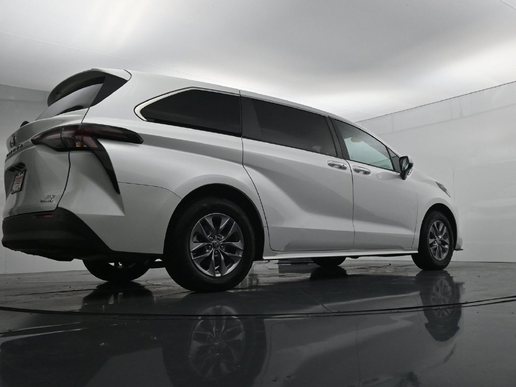 Used 2024 Toyota Sienna XLE FWD image 37