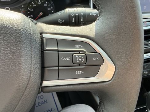 Used 2025 Jeep Compass Latitude w/ Convenience Group AWD/4WD image 23