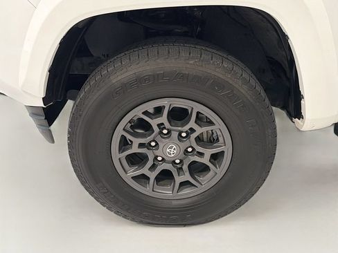 Used 2018 Toyota Tacoma SR5 AWD/4WD image 22
