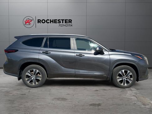 Certified 2024 Toyota Highlander XLE AWD/4WD image 6
