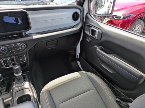 Used 2025 Jeep Gladiator Sport AWD/4WD image 17