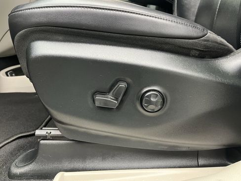 Used 2024 Chrysler Pacifica Touring-L image 9