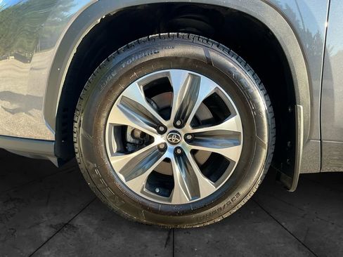 Used 2022 Toyota Highlander XLE AWD/4WD image 15