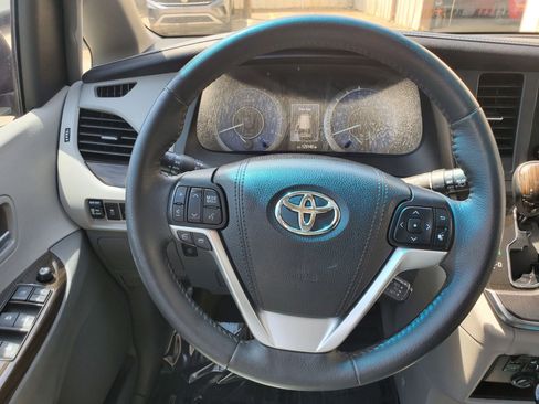 Used 2017 Toyota Sienna XLE w/ XLE Navigation Package FWD image 38