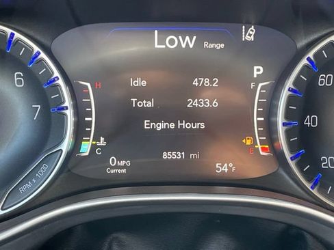 Used 2023 Chrysler Pacifica Touring-L FWD image 3
