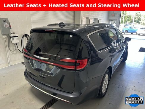 Used 2021 Chrysler Pacifica Touring-L image 8