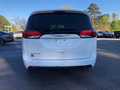 Used 2017 Chrysler Pacifica Touring-L image 4