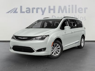 Used 2017 Chrysler Pacifica Limited w/ Tire & Wheel Group