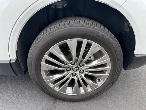 Used 2024 Toyota Venza XLE AWD/4WD image 6