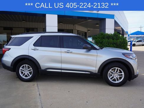 Used 2025 Ford Explorer Active w/ Active Comfort Package RWD image 9