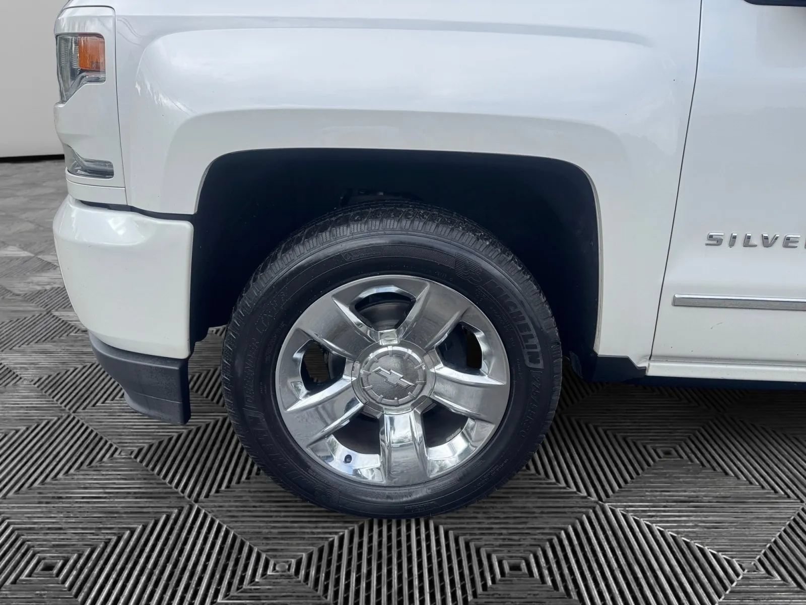 Used 2018 Chevrolet Silverado 1500 LTZ Z71 AWD/4WD image 9