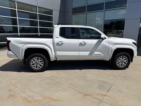 Used 2025 Toyota Tacoma SR5 AWD/4WD image 8